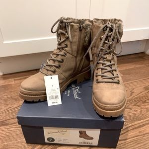 NWT women’s universal thread boots